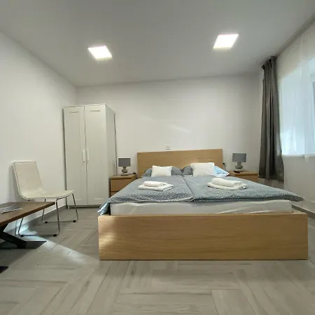 Sulyom Panzio 아파트 *