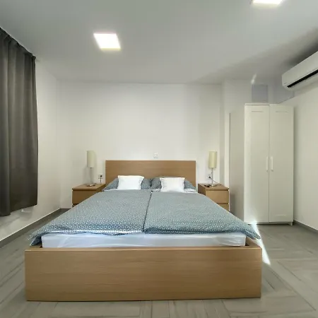 Sulyom Panzio 아파트 *