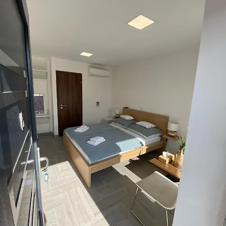 Sulyom Panzio 아파트 *